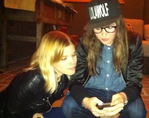 Kate Mara i Ellen Page, fent veure que són a la segona temporada de 'True Detective' - Pantalla.cat